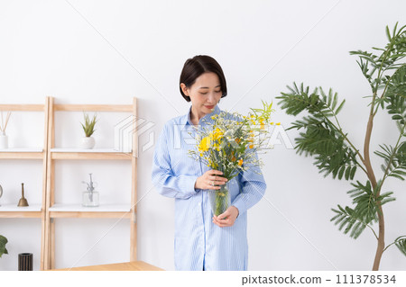 A woman holding a vase 111378534