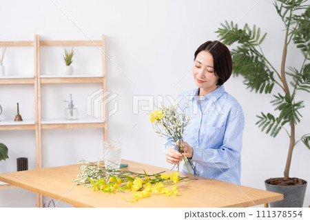 A woman who grows flowers 111378554