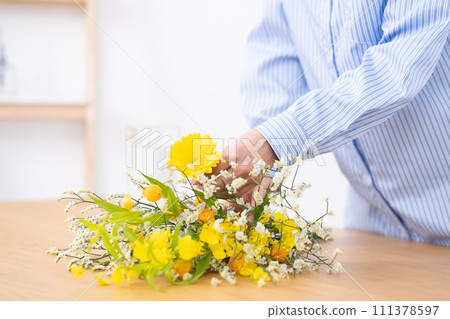 Ikebana flower arrangement on hand Ikebana flower arrangement on hand 111378597