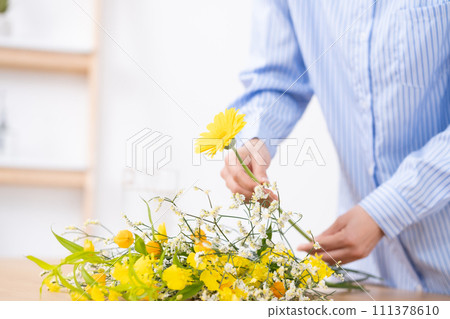 Ikebana flower arrangement on hand Ikebana flower arrangement on hand 111378610