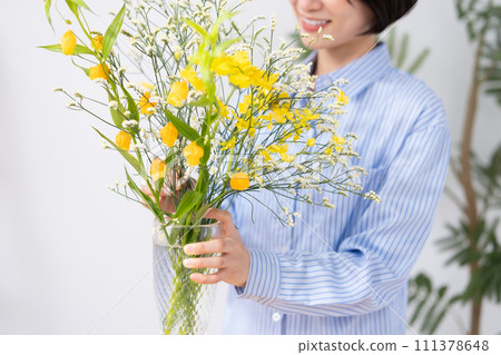 Ikebana flower arrangement on hand 111378648