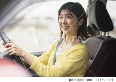一名駕駛小型貨車的女士 一名駕駛小型貨車的女士 111378751