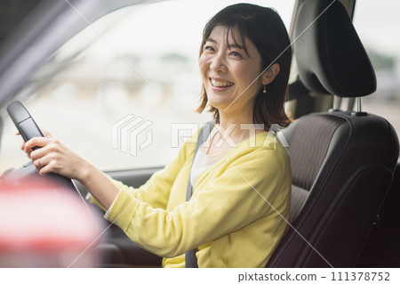 一名駕駛小型貨車的女士 一名駕駛小型貨車的女士 111378752