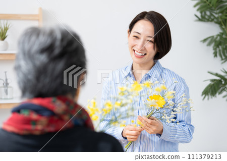 Flower arrangement bouquet senior lessons 111379213