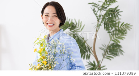 有花的一名婦女 111379389