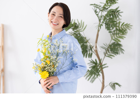 有花的一名婦女 111379390