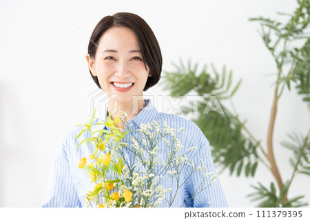 有花的一名婦女 111379395