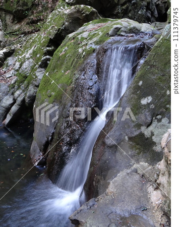 隱藏在山中的小瀑布風景 隱藏在山中的小瀑布風景 111379745