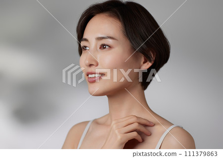 光影背景下拍攝的一位年輕女性的皮膚護理圖像 111379863