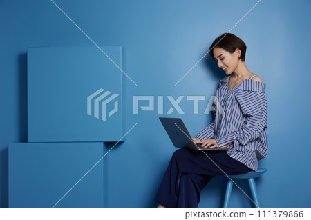 藍色背景的年輕女子的商業形象 111379866