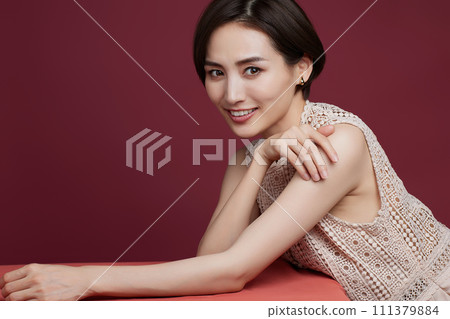 年輕女子的彩色背景化妝形象 111379884