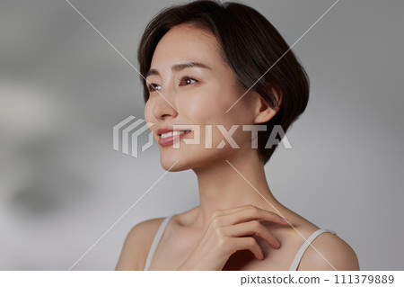 光影背景下拍攝的一位年輕女性的皮膚護理圖像 111379889