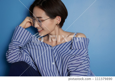 一個戴眼鏡的年輕女子的肖像 111379890