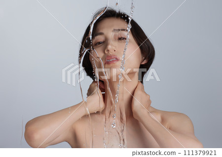 年輕女子的皮膚護理形象剪 年輕女子的皮膚護理形象剪 111379921