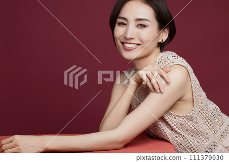 年輕女子的彩色背景化妝形象 年輕女子的彩色背景化妝形象 111379930