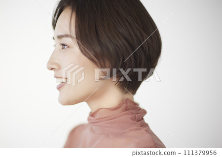 natural beauty image of young woman 111379956