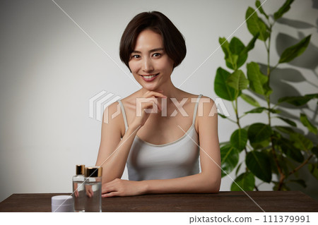 年輕女性的有機美麗形象 111379991