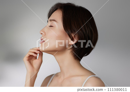 光影背景下拍攝的一位年輕女性的皮膚護理圖像 111380011