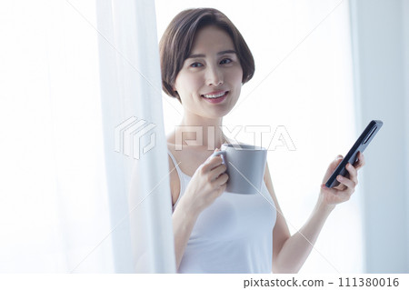 年輕女子用智慧型手機放鬆 111380016