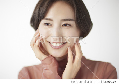 年輕女子的自然美形象 111380036