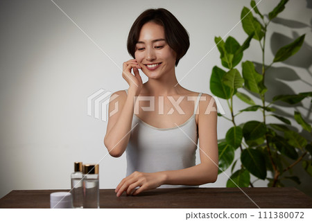 年輕女性的有機美麗形象 111380072