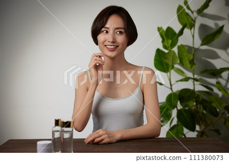 年輕女性的有機美麗形象 年輕女性的有機美麗形象 111380073