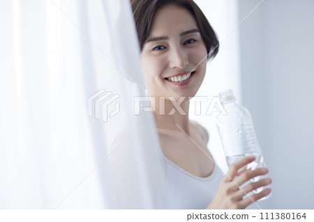 年輕女子喝水放鬆 111380164