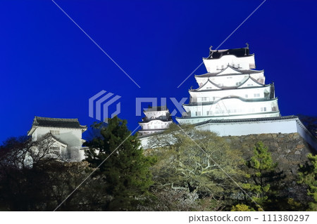 [Hyogo Prefecture] Night view of Himeji Castle (light up) 111380297