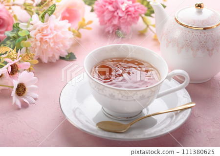 Luxury tea time Tea time (Tea time) Black tea and flowers Luxury tea time Tea time (Tea time) Black tea and flowers 111380625