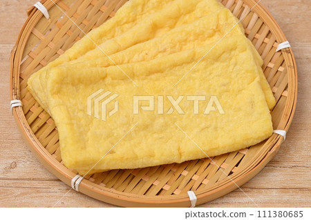 炸豆腐，炸豆腐，炸豆腐，油菜，油菜，大豆食品，配料。 111380685