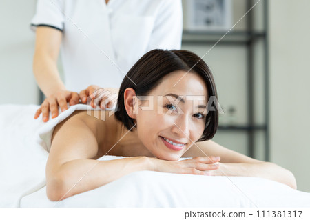 一位中年婦女正在接受美容 111381317