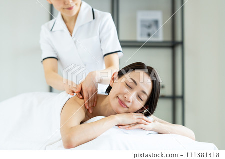 一位中年婦女正在接受美容 111381318