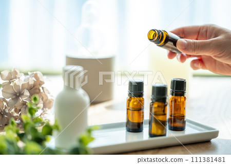 手拿芳香油 手拿芳香油 111381481