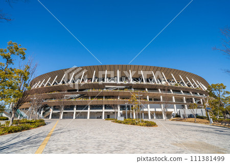 「東京」晴朗的藍天和國家體育場的風景 111381499