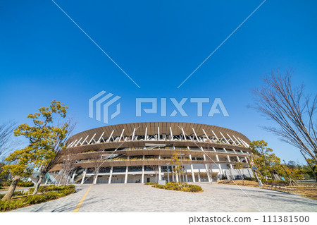「東京」晴朗的藍天和國家體育場的風景 111381500