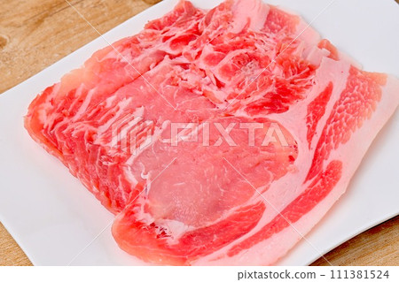 豬肉,用於涮鍋,腰肉,切成薄片。原料。 豬肉,用於涮鍋,腰肉,切成薄片。原料。 111381524