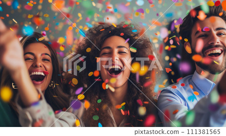 晚會氣氛熱烈,笑聲不斷。朋友們享受五彩紙屑和歡笑的樂趣 晚會氣氛熱烈,笑聲不斷。朋友們享受五彩紙屑和歡笑的樂趣 111381565