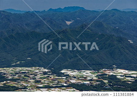 從八岳連峰赤嶽山頂眺望兩神山和川上村的高原菜地 111381884