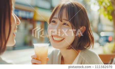 年輕的亞洲男子在聚會上與朋友和同事喝酒。新人歡迎會、歡送會、尾牙會的圖片。 111382070