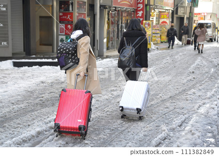 走在雪道的人們 111382849