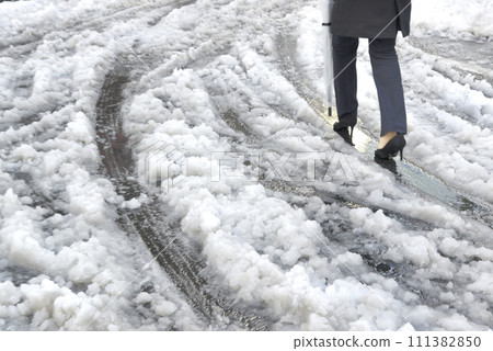 走在雪道的人們 111382850