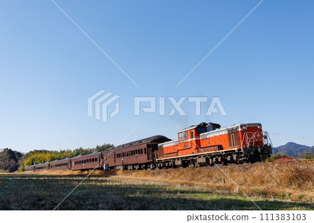 DL Tsuwano Inari running under the blue sky (DD51 type diesel locomotive) DL Tsuwano Inari running under the blue sky (DD51 type diesel locomotive) 111383103