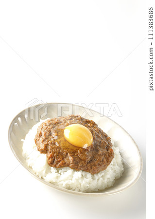 白色背景下拍攝的熱基瑪咖哩，上面有蛋黃 111383686