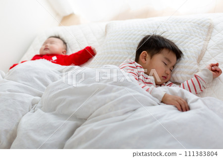 兩個嬰兒和一個正在午睡的嬰兒 111383804