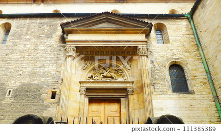 布拉格城堡聖喬治教堂的門 111385389