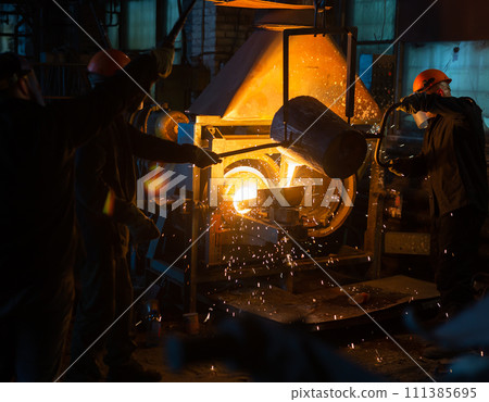 Pouring molten metal into a centrifugal machine in the foundry shop of metallurgical plant 111385695