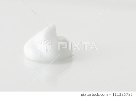 濃稠狀白色保濕霜產品樣品 濃稠狀白色保濕霜產品樣品 111385785