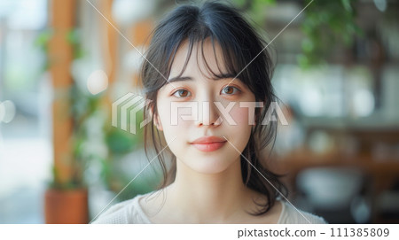 一位日本女子帶著微笑 111385809