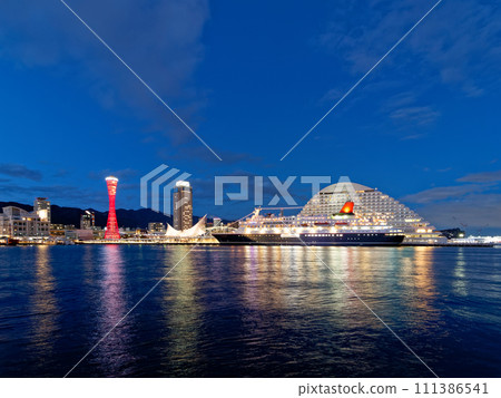 黃昏的神戶港 — 從 Harbourland 看到的中碼頭和停泊的日本丸 111386541