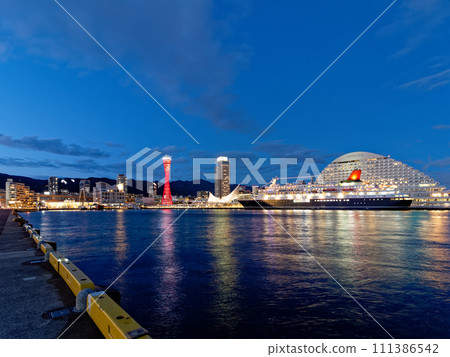 黃昏的神戶港 — 從 Harbourland 看到的中碼頭和停泊的日本丸 111386542